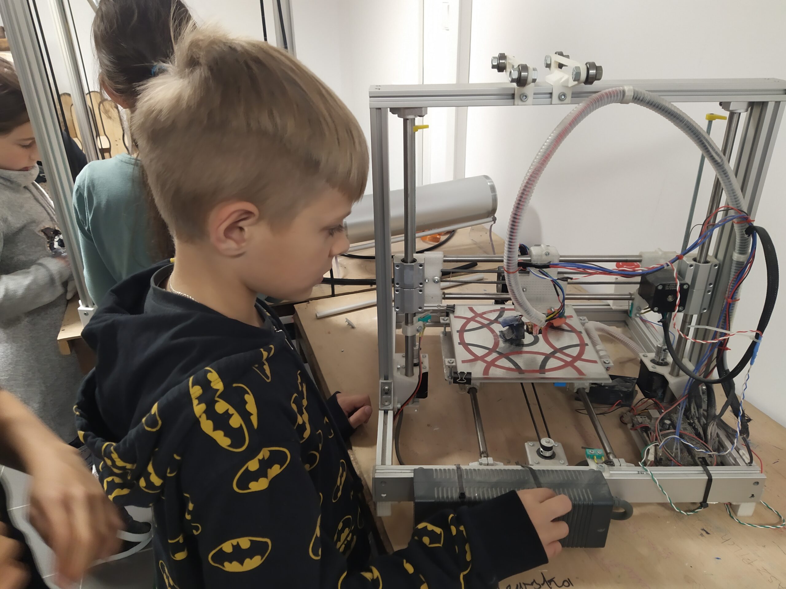 uczeń analizuje budowę drukarki 3D