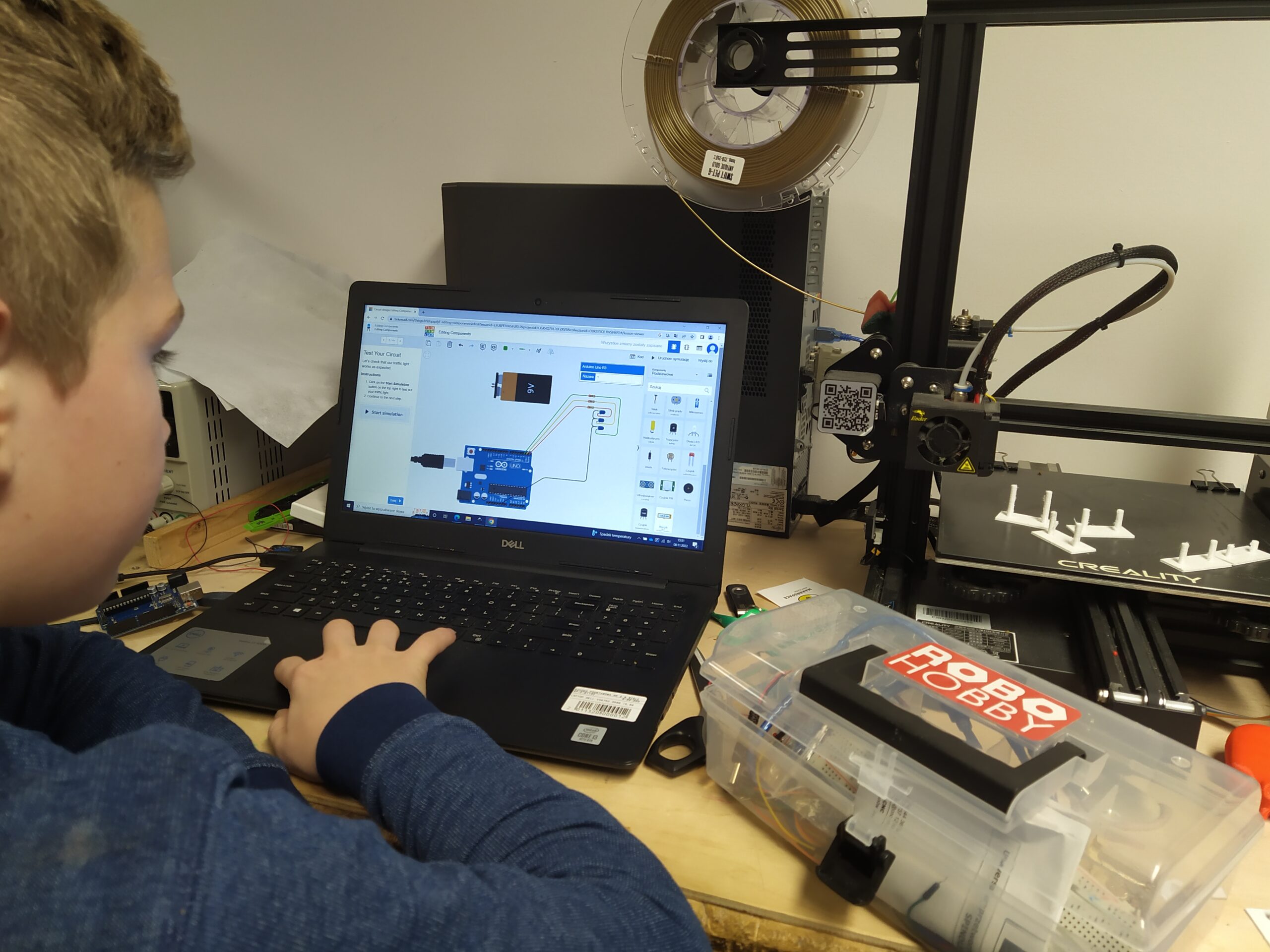 Uczeń symuluje układ elektroniczny w programie Tinkercad