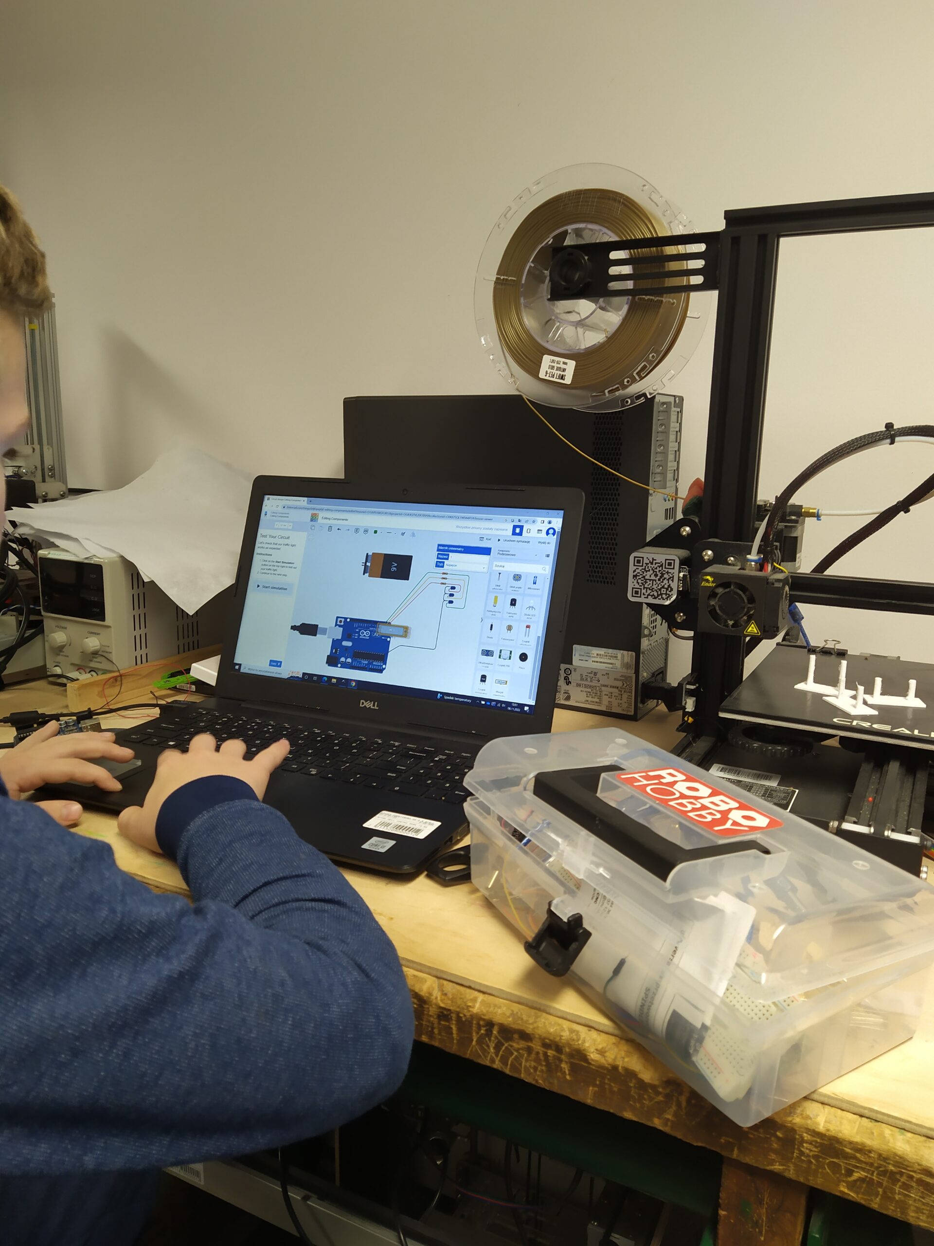 Uczeń symuluje układ elektroniczny w programie Tinkercad